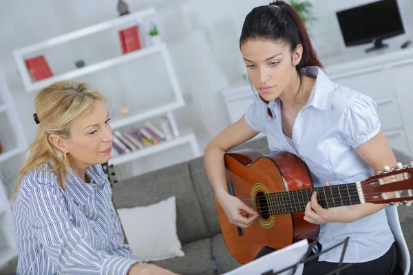 Feminino Ensinando Sua Jovem Fêmea Para Tocar Guitarra — Fotografia de Stock