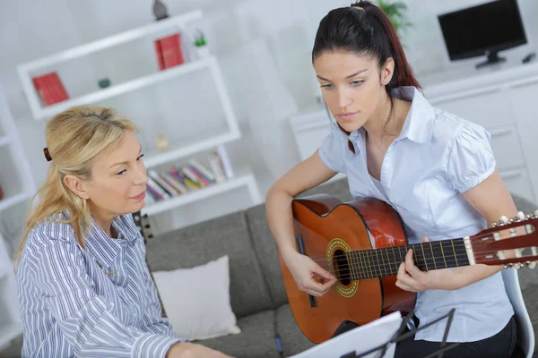 Vrouwelijke Onderwijs Haar Jonge Vrouw Gitaar Spelen — Stockfoto