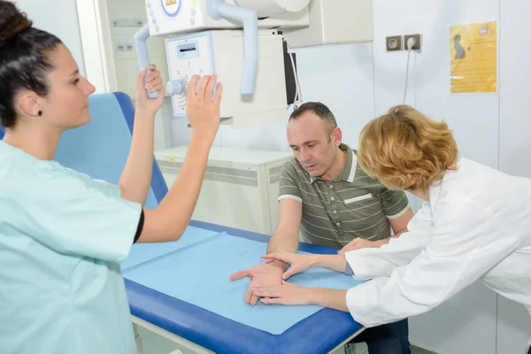 Ärzte Scannen Patienten Krankenhaus Die Hand — Stockfoto
