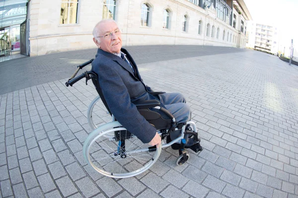 Porträt Eines Älteren Mannes Auf Gepflasterter Straße — Stockfoto