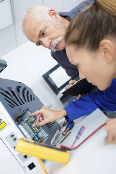 Ingenieur Opleiding Vrouwelijke Leerling Cnc Machine — Stockfoto