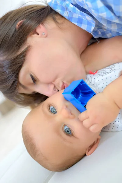 Gelukkig Moeder Met Baby Liggend Bed Thuis — Stockfoto