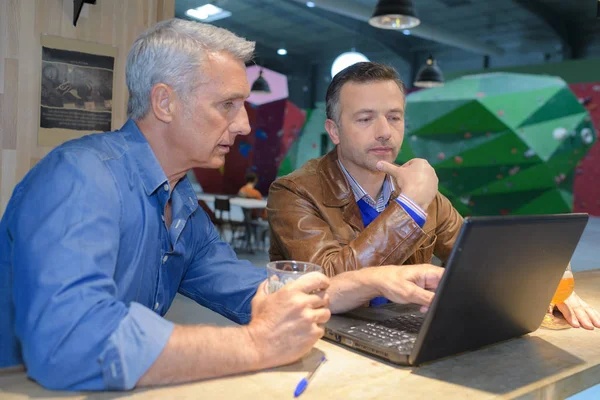 Twee Mannen Met Behulp Van Een Laptop Een Café Bar — Stockfoto