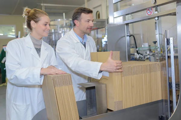 Man en vrouw in magazijn — Stockfoto