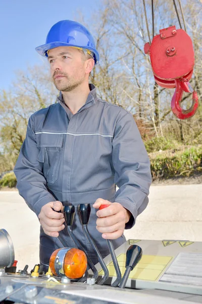 Bauarbeiter mit Kran auf Baustelle — Stockfoto