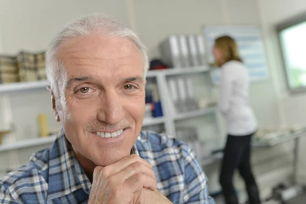 Trabalhador Escritório Sênior Sorrindo — Fotografia de Stock