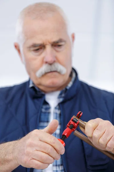 Klempner Repariert Ein Waschbecken — Stockfoto