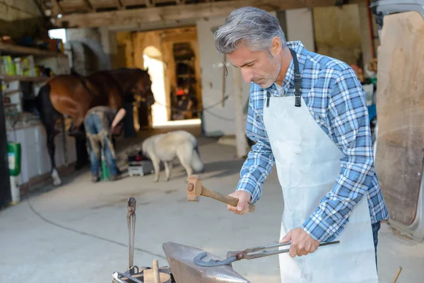 Farrier Façonnant Fer Cheval Farrier — Photo