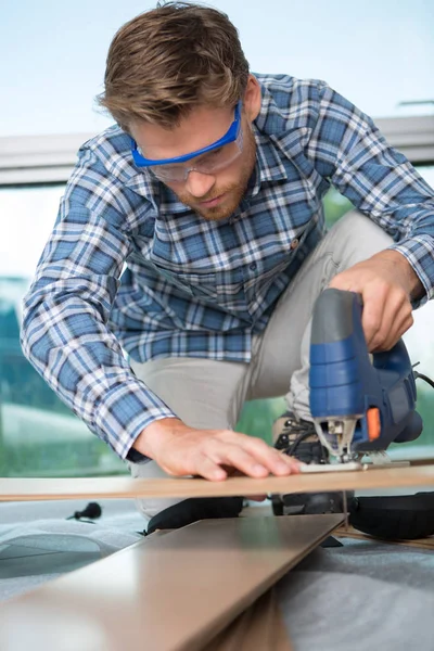 Jovem Carpinteiro Usando Serra Fita Construção — Fotografia de Stock