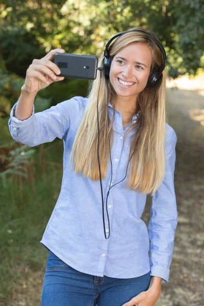 Mujer Joven Tomando Selfie —  Fotos de Stock