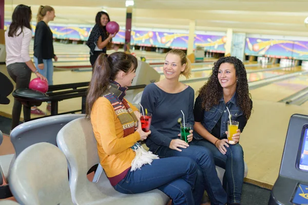 Přátelé Bowlingovém Centru — Stock fotografie