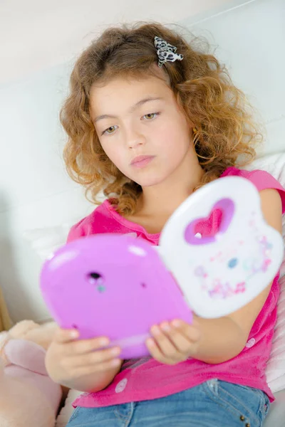 Jeune Fille Avec Livre Électronique — Photo