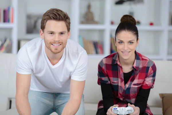 Jovem Casal Divertindo Jogando Videogame Casa — Fotografia de Stock