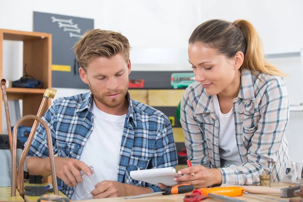 Pareja Construyendo Mueble Usando Herramientas — Foto de Stock