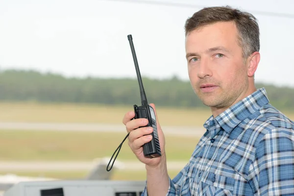 Hombre Sosteniendo Receptor Radio —  Fotos de Stock