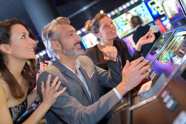 Gente Casino Eccitatamente Guardando Macchina Mangiasoldi — Foto Stock