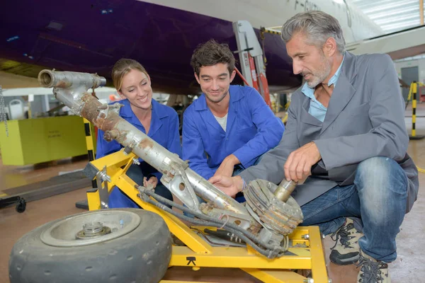 Tot vaststelling van een wiel en monteur — Stockfoto