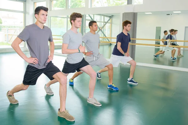 Quatro Jovens Exercitando Dando Passo Frente — Fotografia de Stock