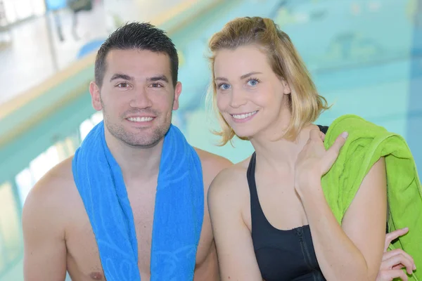 Paar Posiert Neben Einem Schwimmbad — Stockfoto