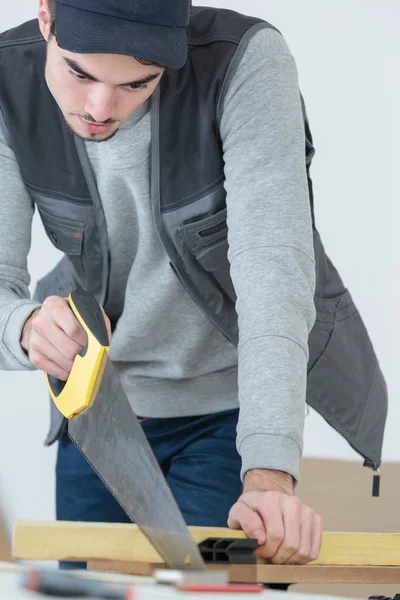 Mano Hombre Aserrando Pedazo Madera — Foto de Stock