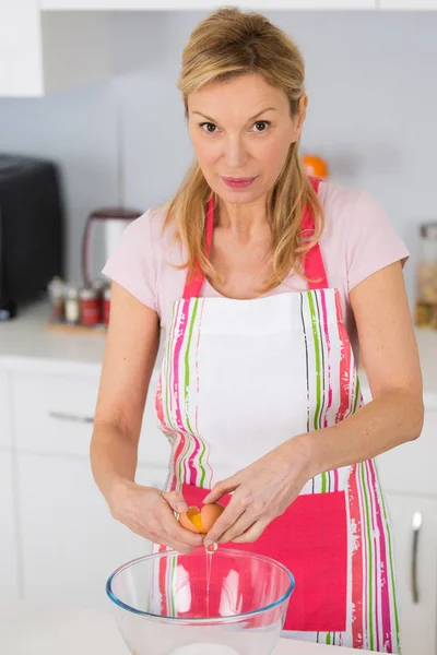 Housewife Breaking Egg — Stock Photo, Image