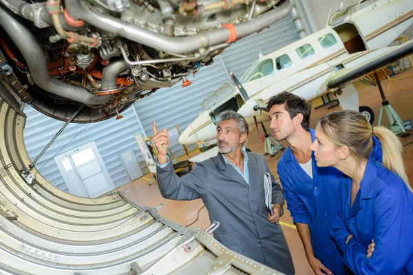 Ingegnere Aereo Mostrando Apprendisti Meccanici All Interno Del Carrello — Foto Stock