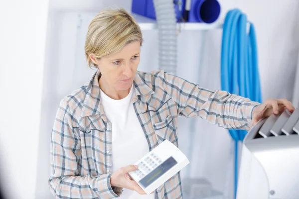 Blond Klusjesvrouw Schoonmaken Vaststelling Ventilatie Systeem — Stockfoto