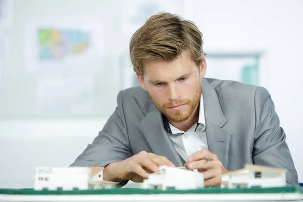 Homem Terno Desenvolvimento Modelos Primeiro Plano — Fotografia de Stock