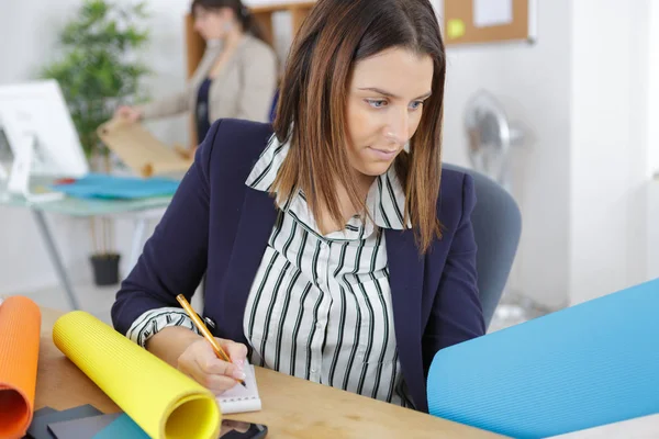 Zakenvrouw Bezig Met Een Blauwdruk Het Kantoor — Stockfoto