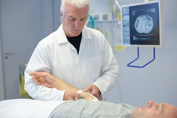 Arzt Mit Patient Und Arzt — Stockfoto