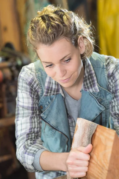 Onu Atölye Mutlu Kadın Craftswoman — Stok fotoğraf