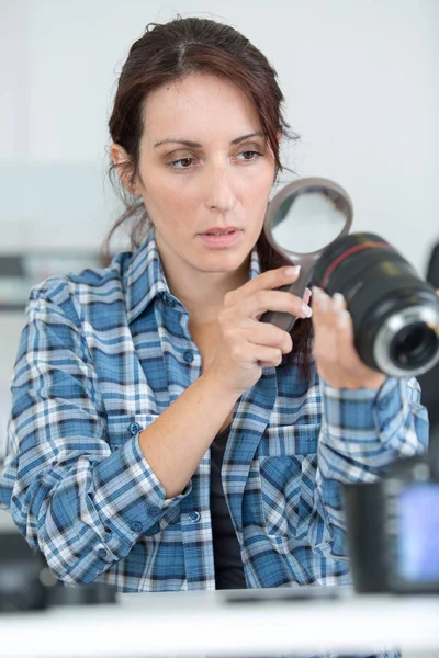 Büyüteci Lens Aracılığıyla Bakarak Kullanan Kadın — Stok fotoğraf