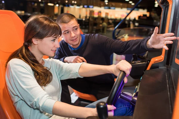 Mujer está jugando un coche de conducción juego —  Fotos de Stock