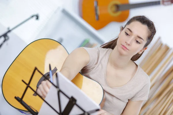 Belle Jeune Femme Sur Canapé Avec Une Guitare — Photo