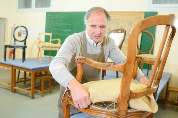 Homem Upholstering Fixação Uma Cadeira Sua Oficina — Fotografia de Stock