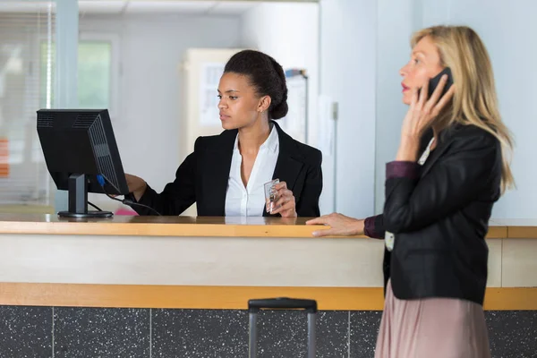 Cliente Por Teléfono Recepción Del Hotel —  Fotos de Stock