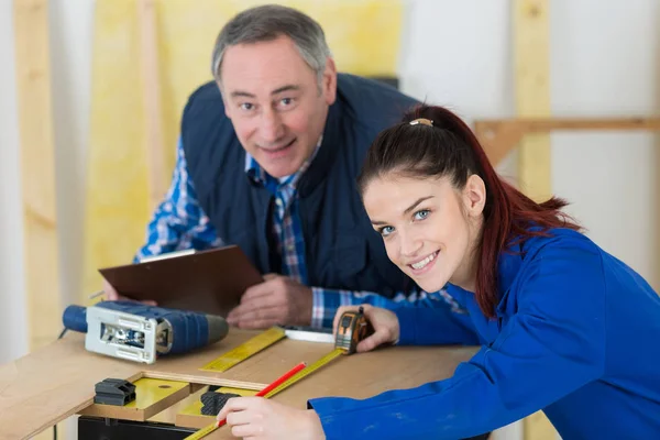 Falegname Con Apprendista Donna Che Lavora Cantiere — Foto Stock