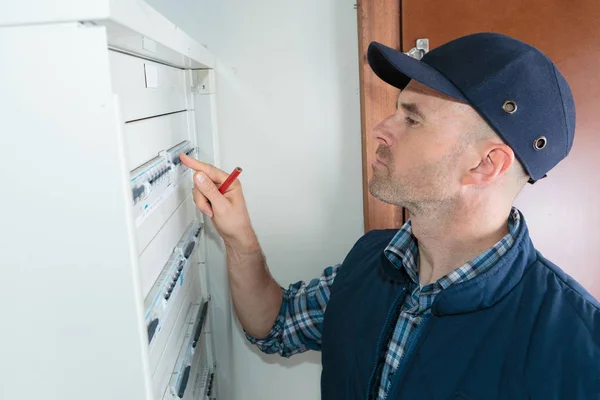 Při Pohledu Fusebox Elektrikář — Stock fotografie