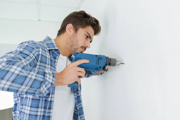 Constructor Masculino Perforando Agujeros Pared Sitio Construcción —  Fotos de Stock