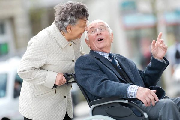 車椅子の先輩夫婦が — ストック写真