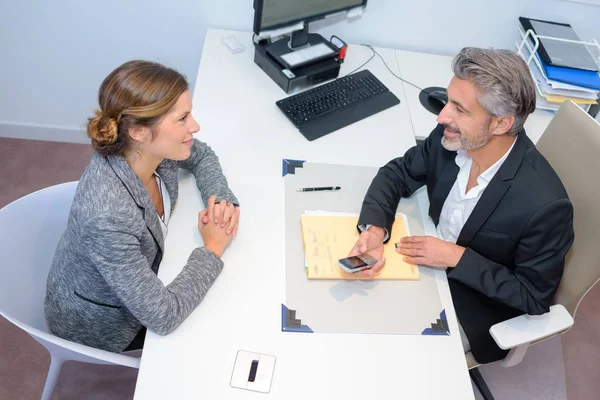 Joven Mujer Negocios Después Firmar Contrato — Foto de Stock