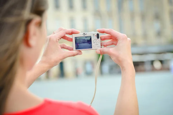 Lady scattare foto di fiume con fotocamera digitale — Foto Stock