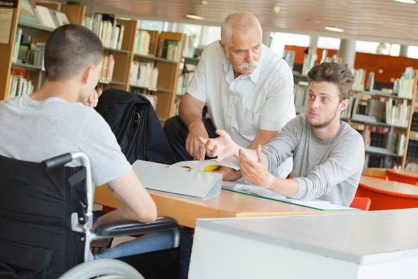 Dwóch Studentów Płci Męskiej Będzie Nad Swoją Pracę Domową — Zdjęcie stockowe