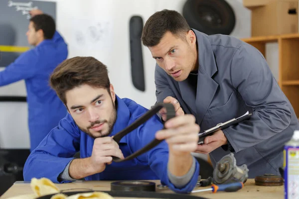 Schüler mit Autoteil studieren Kfz-Gewerbe in Berufsschule — Stockfoto