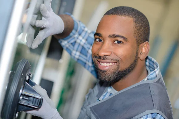 Venster fitter op het werk — Stockfoto