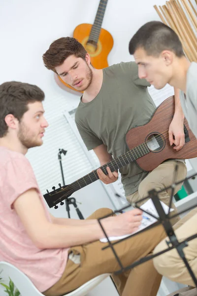 Três Amigos Fazendo Música Casa — Fotografia de Stock