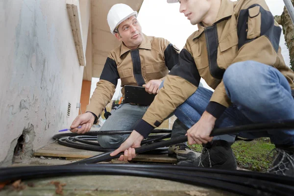 Elektriciens Met Slang Elektrische — Stockfoto