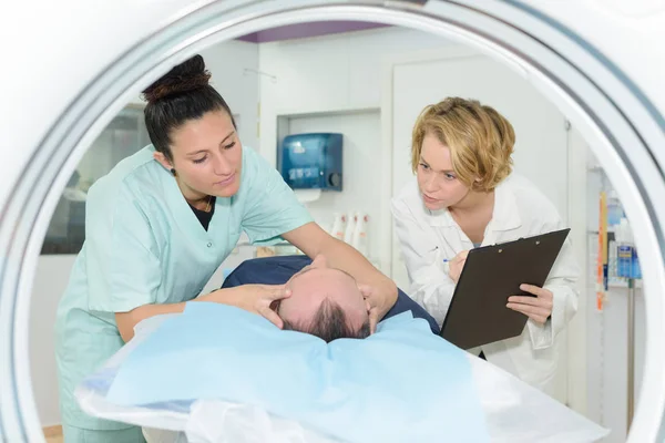 Uitzicht Vanaf Mri Scanner Van Verpleegkundigen Neigt Patiënt — Stockfoto