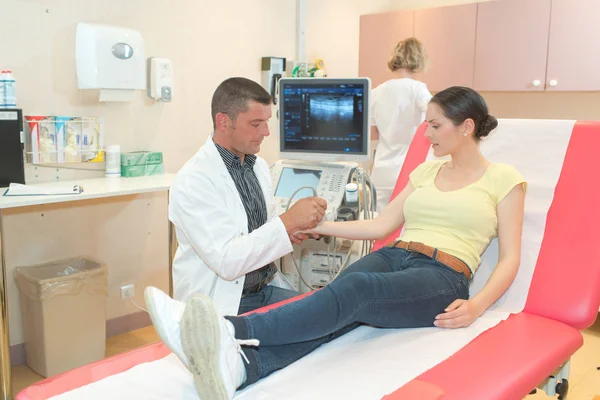 Médico com doente do sexo feminino submetido a ecografia de braço — Fotografia de Stock