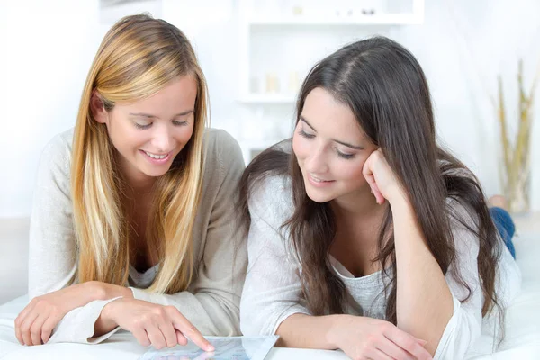 Twee Tieners Meisjes School Thuis Voorbereiden — Stockfoto